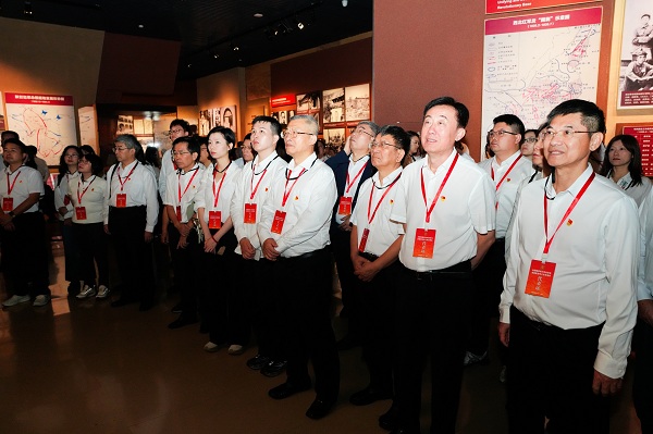 倾听延安革命斗争历史讲解.JPG