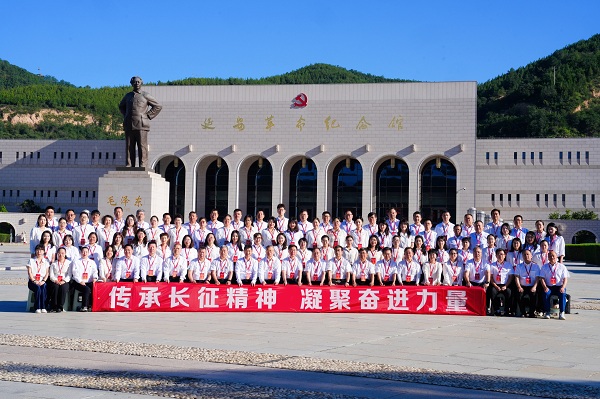 全体代表在延安革命纪念馆前合影.JPG